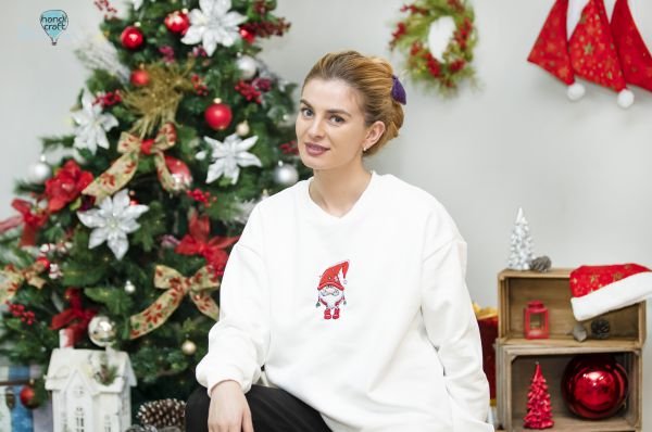 თეთრი პულოვერი წითელი გნომით