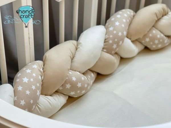 ბავშვის საწოლის ბამპერი ყავისფერი პატარა ვარსკვლავებით