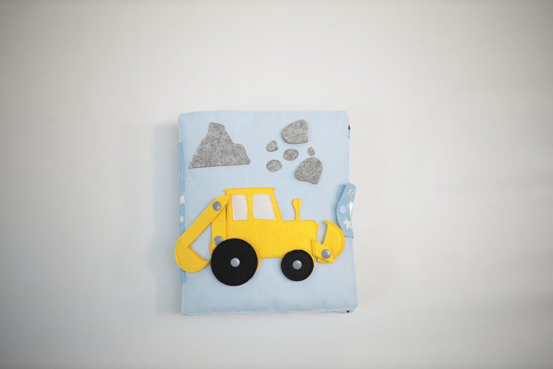 განმავითარებელი წიგნი ტრაქტორის ყდით