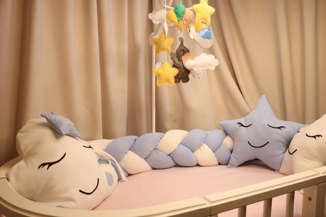 ბავშვის საწოლის ბამპერი ცისფერი და თეთრი