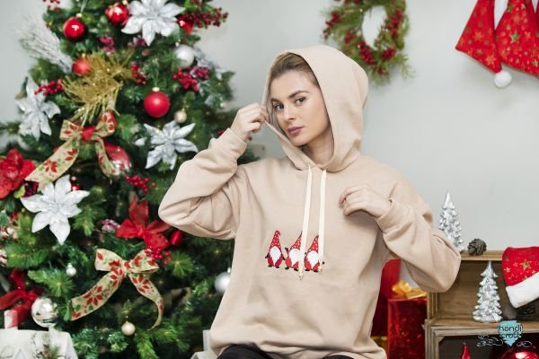 საახალწლო პულოვერი წითელი გნომების ნაქარგით