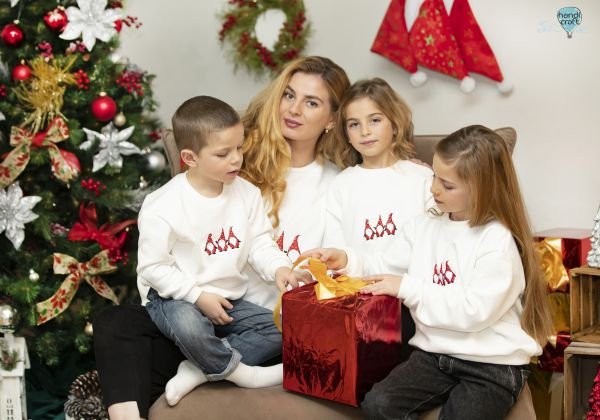 საახალწლო პულოვერი წითელი გნომების ნაქარგით