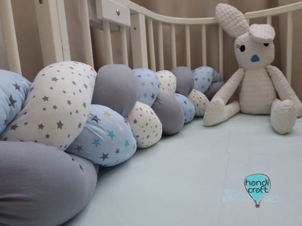 ბავშვის საწოლის ბამპერი ცისფერი ვარსკვლავებით