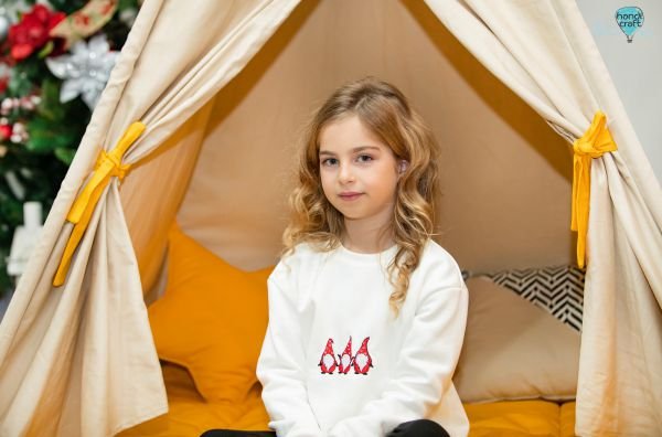 საახალწლო პულოვერი წითელი გნომების ნაქარგით