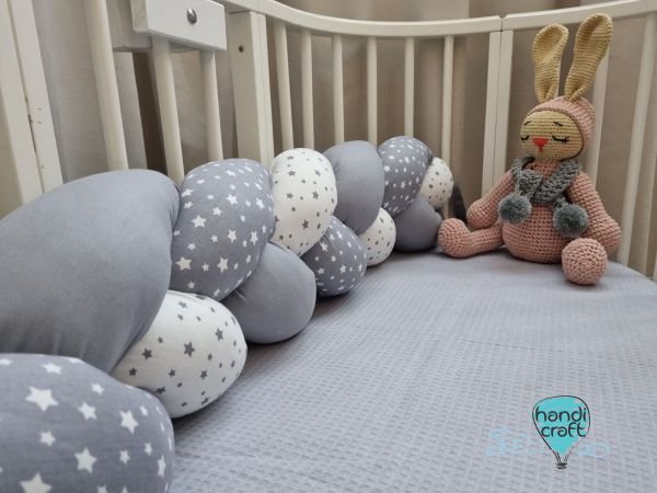 ბავშვის საწოლის ბამპერი ნაცრისფერში ვარსკვლავებით