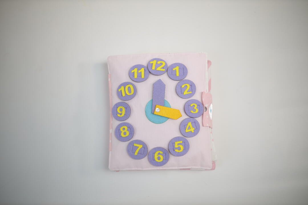 განმავითარებელი წიგნი საათის ყდით