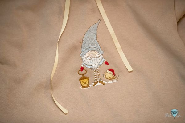 საახალწლო პულოვერი ფანრიანი გნომით ნაქარგით