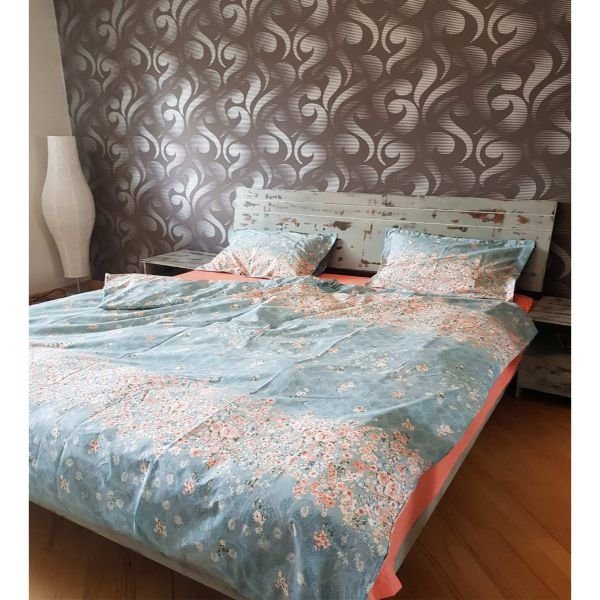 თეთრეული ვარდისფერი ყვავილებით